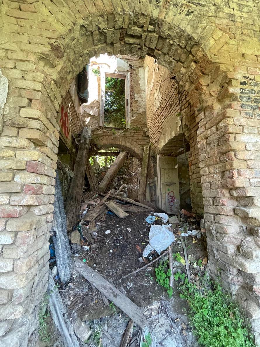 Zrinjevac je porezao stabla oko zapuštene vile, a članovi vijeća i mjesnog odbora uredili okolicu