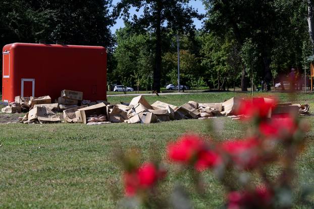 Zagreb: Sendviči i peciva razbacani po Bundeku šest dana nakon Thompsonovog koncerta