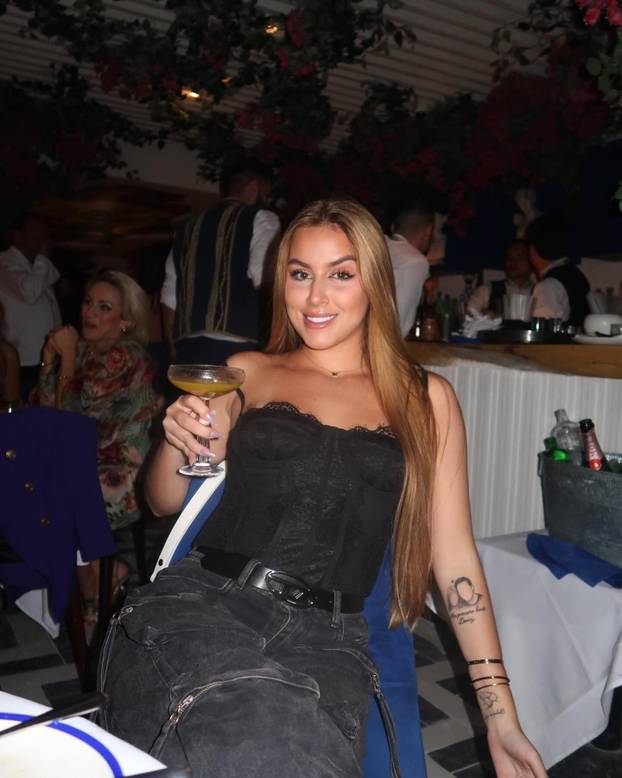 Alisha je prošlost. Zvijezda Brazila sad se spetljala s kćeri legende Arsenala. Tek joj je 19