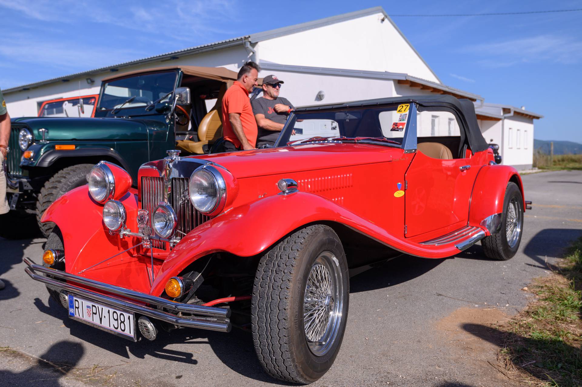 Okupljanje ljubitelja oldtimera na sportskom aerodromu u Otočcu