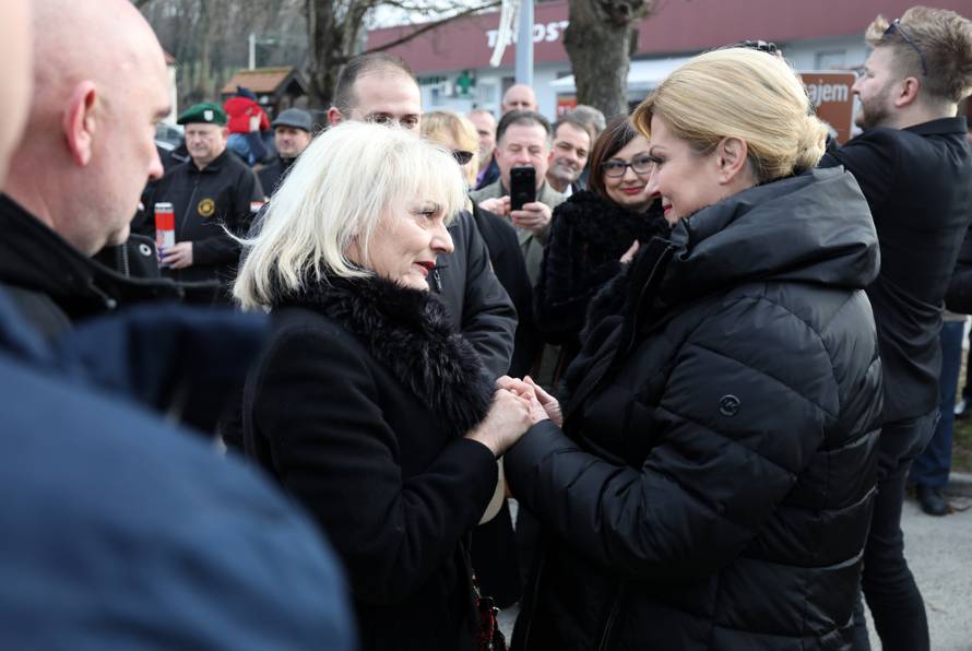 Kolinda polagala vijence, palila svijeće i slavila Novu godinu