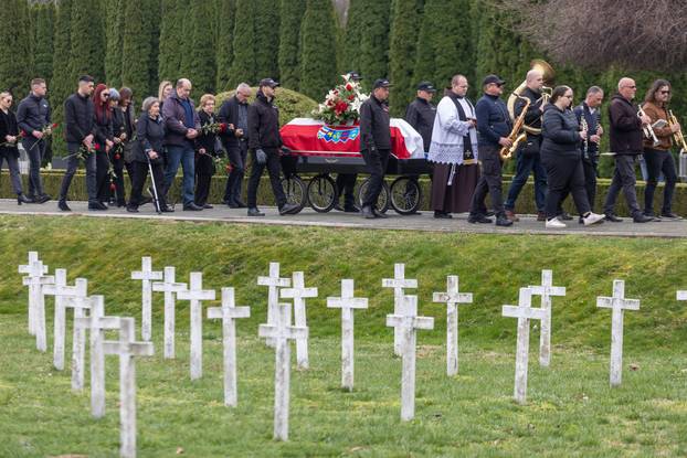 Vukovar: Posljednji ispraćaj i ukop identificiranih posmrtnih ostataka hrvatskog branitelja iz Domovinskog rata Stjepana Patka 