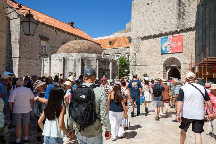 Visoke temperature i turističke gužve u Dubrovniku