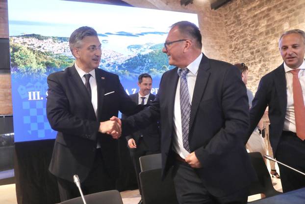 Hvar: Plenković na 3. sjednici Vijeća za upravljanje razvojem turizma
