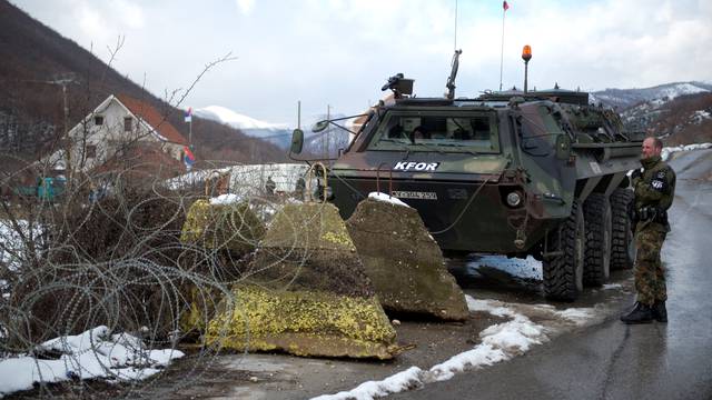 Verteidigungsminister de Maiziere besucht den Kosovo