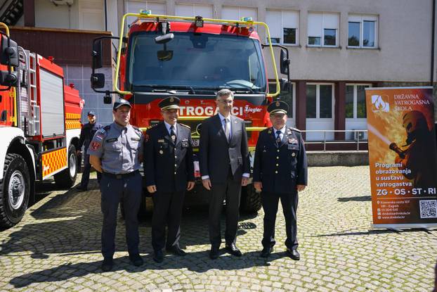 Zagreb: Svečana primopredaja vatrogasnih vozila