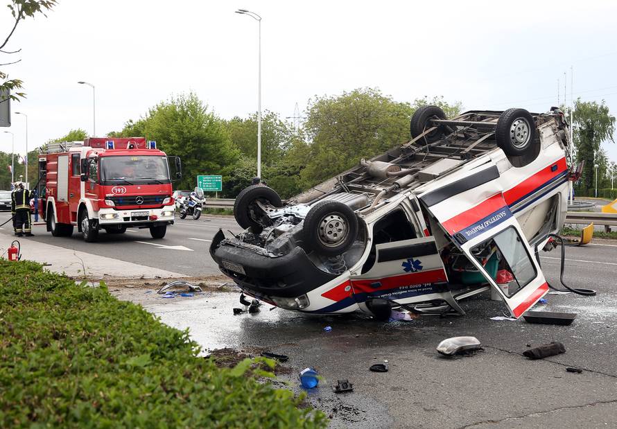 Sanitetsko vozilo prevrnulo se kod Arene, dvoje ozlijeđenih