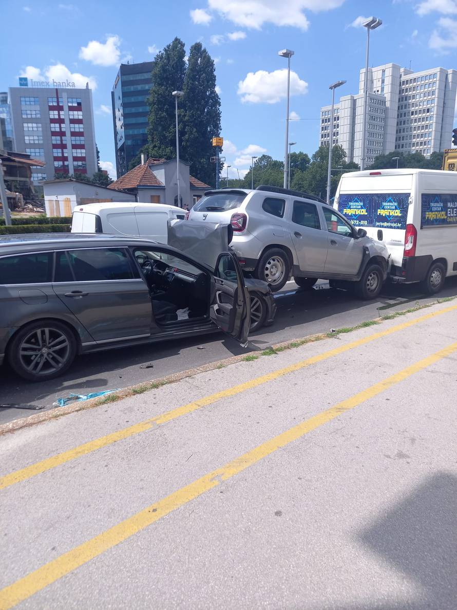 Pogledajte video: Veliki lančani sudar u Zagrebu: ZET-ov bus je pokosio aute na Heinzelovoj!