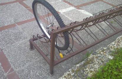 Lopov ukrao bicikl, ali ipak je ostavio prednji kotač?