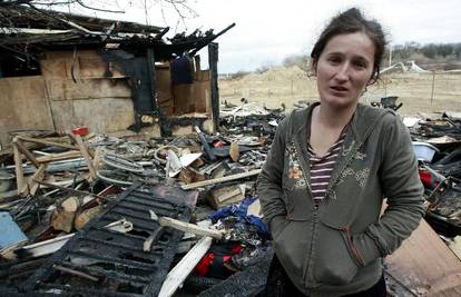 Iz barake u plamenu kroz prozor spasila svoju djecu