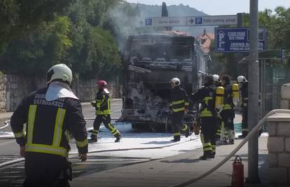 Drama u Dubrovniku: Izgorio je bus, cijela ulica bila puna dima