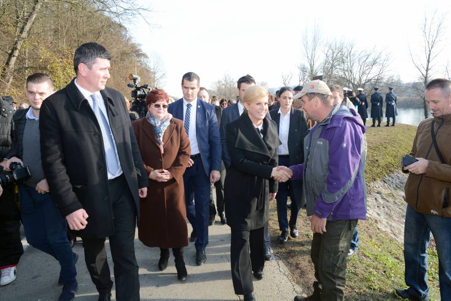 BaÄin: Kolinda Grabar-KitaroviÄ poloÅ¾ila cvijeÄe na spomen obiljeÅ¾je poginulim mjeÅ¡tanima