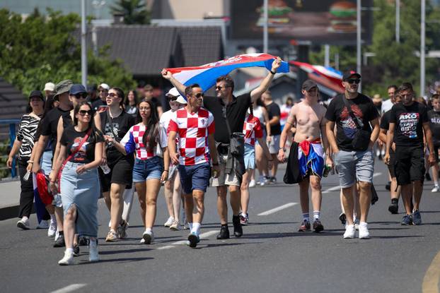 Zagreb: Tisuće fanova Thompsona prolazi Mostom mladosti koji je zatvoren za promet