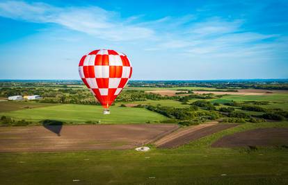 Nebo iznad Hrvatske obojeno kockicama - hrvatski balon "Kockice" osvaja visine!