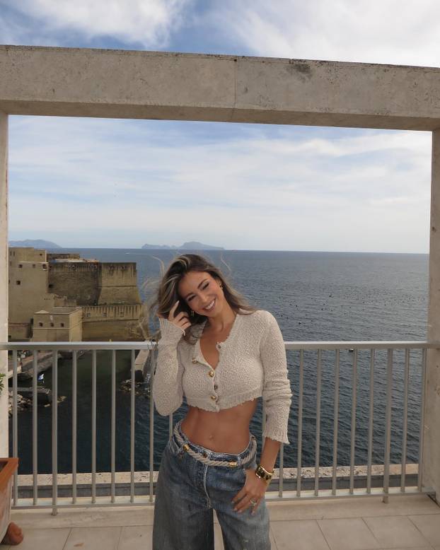 FOTO Vruće ljeto Dilette Leotte, nešto joj je provirilo u kostimu. Kolegica: Vulgarno se odijevaš