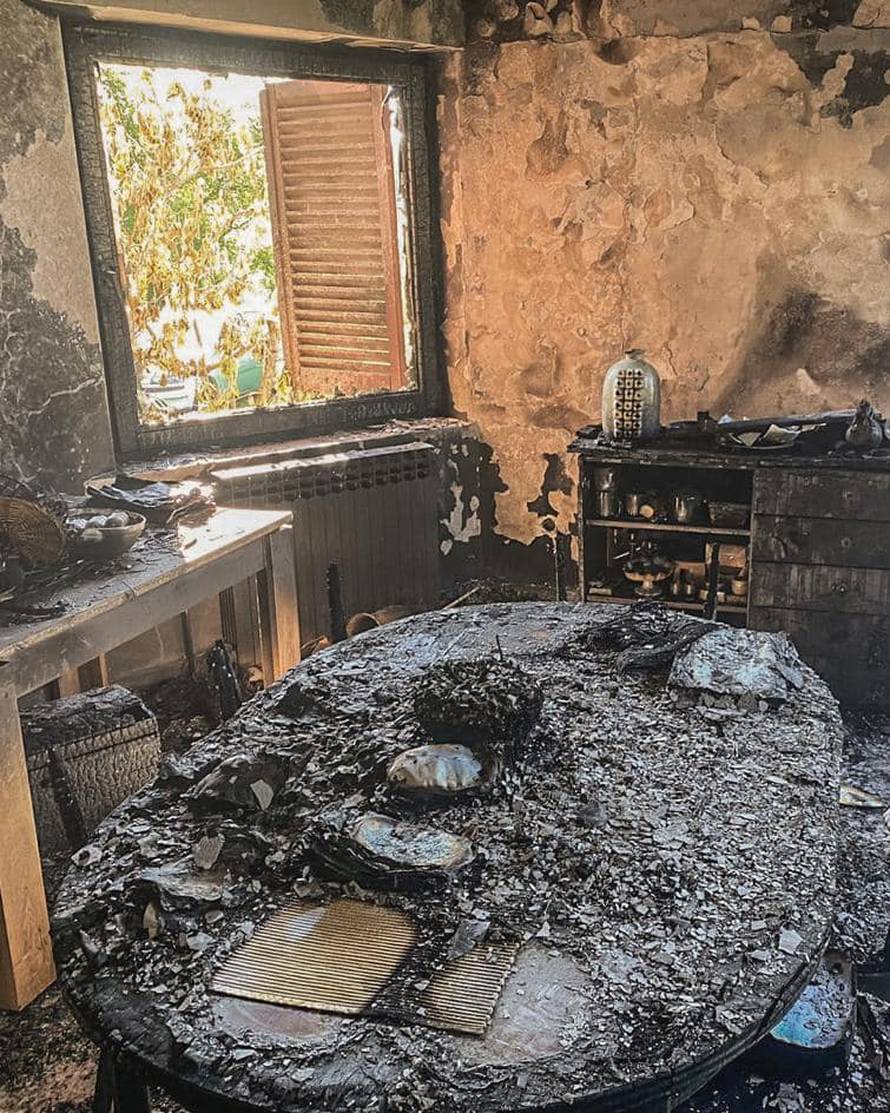 FOTO U Jastrebarskom izgorjela obiteljska kuća: Zapalio se laptop, nastala ogromna šteta