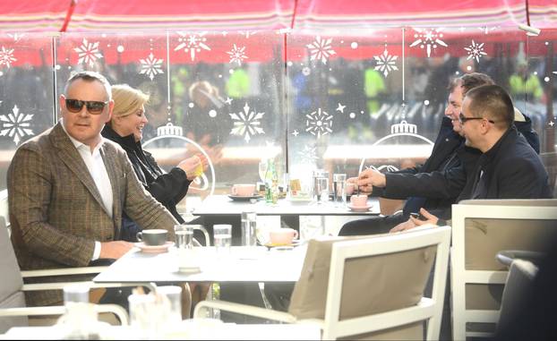 Zagre: Kolinda Grabar Kitarovic na kavi sa suprugm Jakovom i Milijanom Brkićem