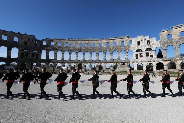 Pula: Mimohod Bokeljske mornarice u Puli