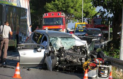 'Bilo je stravično': Autom se zabio u bus, poginulo troje ljudi