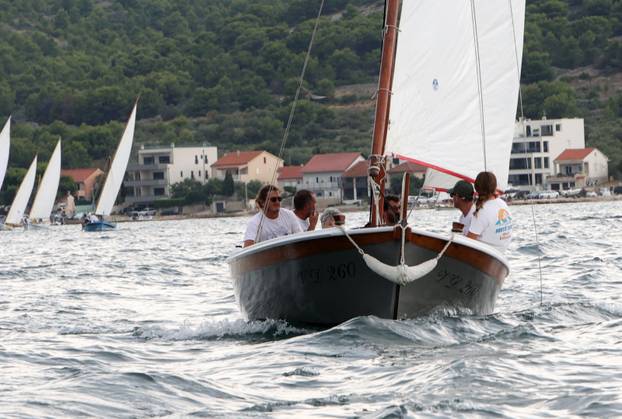 FOTO Čuvari stoljetne tradicije: Drveni brodovi utrkivali se na 'Regati za dušu i tilo' u Betini