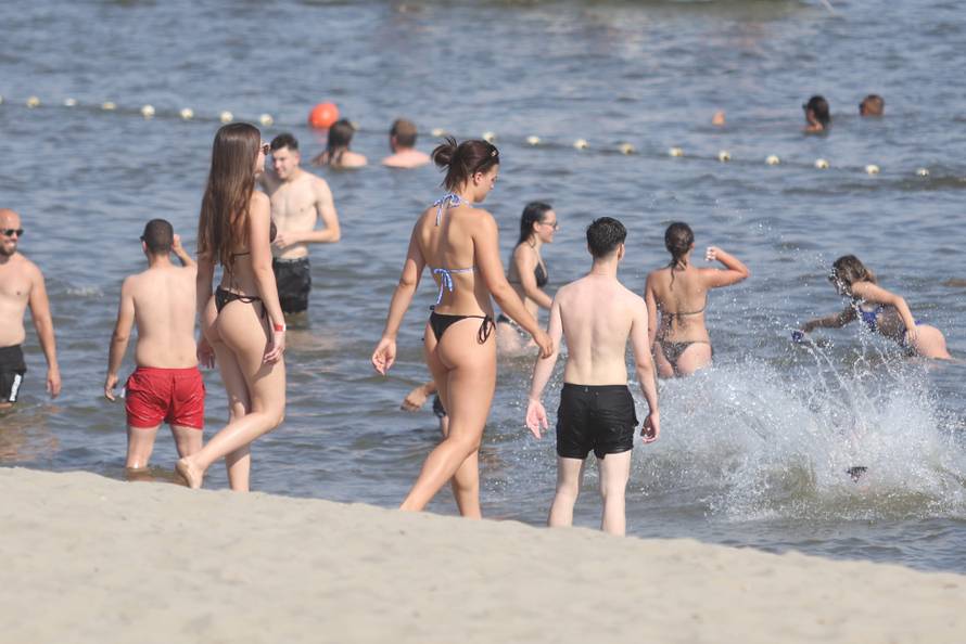 Osijek: Velika temperature je natjerala građane da potraže rashlađenje na Dravi
