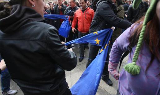 Prosvjednici potrgali zastavu EU; Kerum se zamalo potukao  