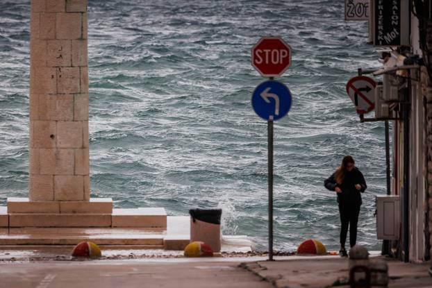 Olujno jugo zahvatilo Kaštela