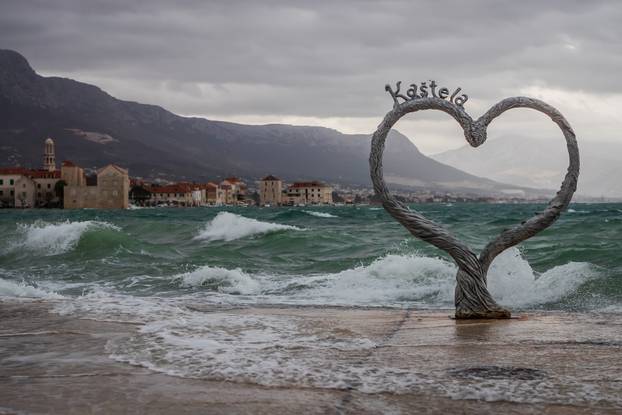 Olujno jugo u Kaštelima