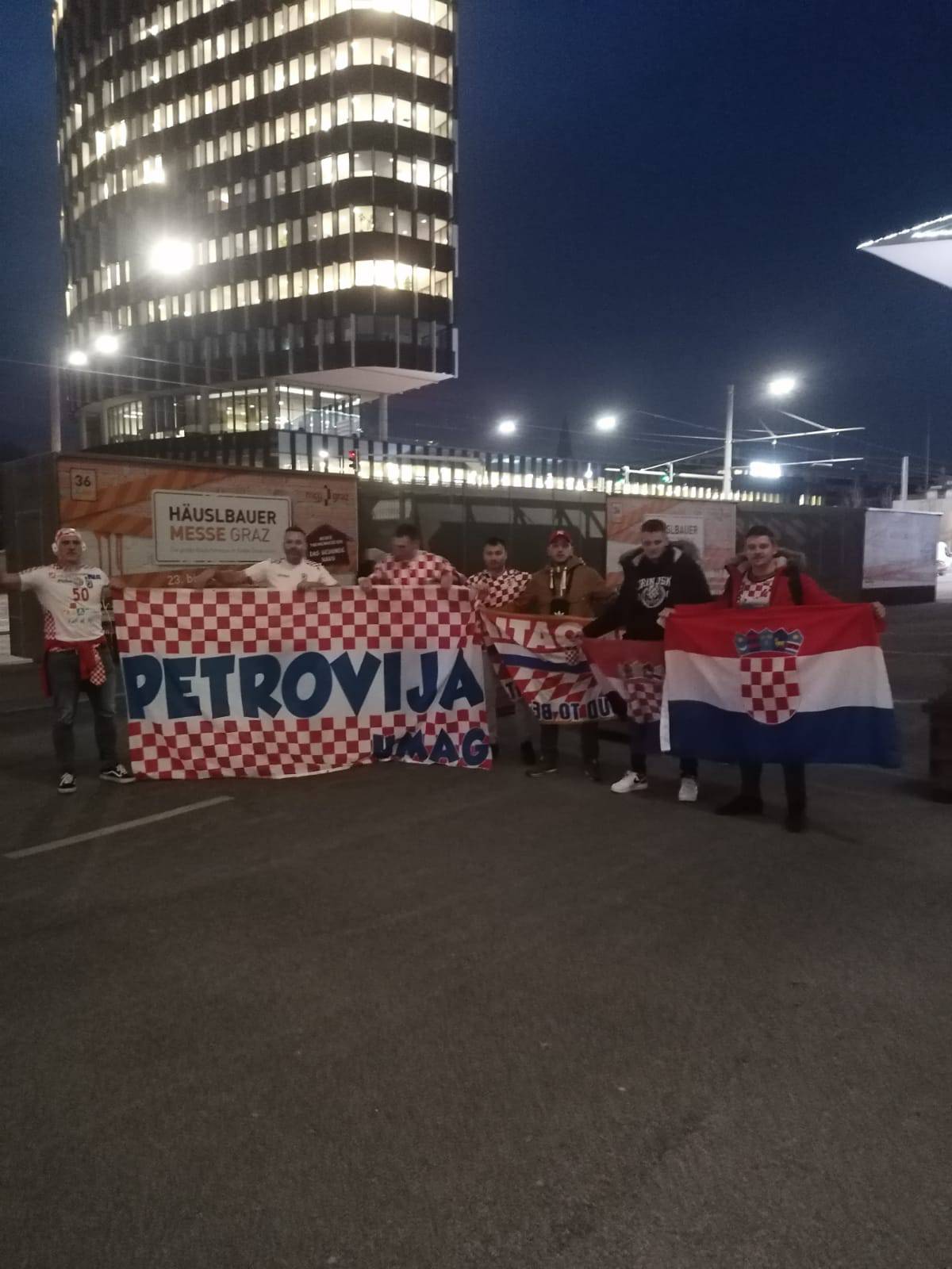 Hrvatski navijači okupirali su Graz na oproštaju, Srba nigdje