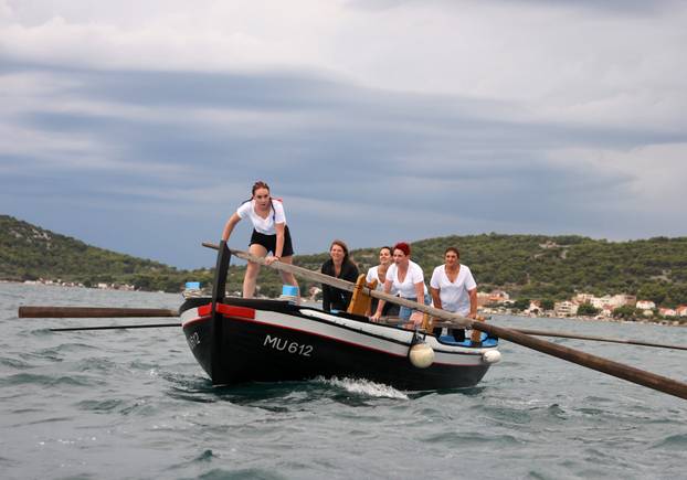 FOTO Ženska regata u Betini oduševila mještane i turiste