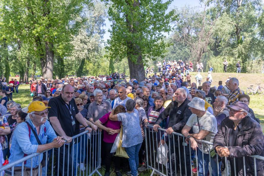 Osijek. Podjela graha na lijevoj obali Drave na Praznik rada