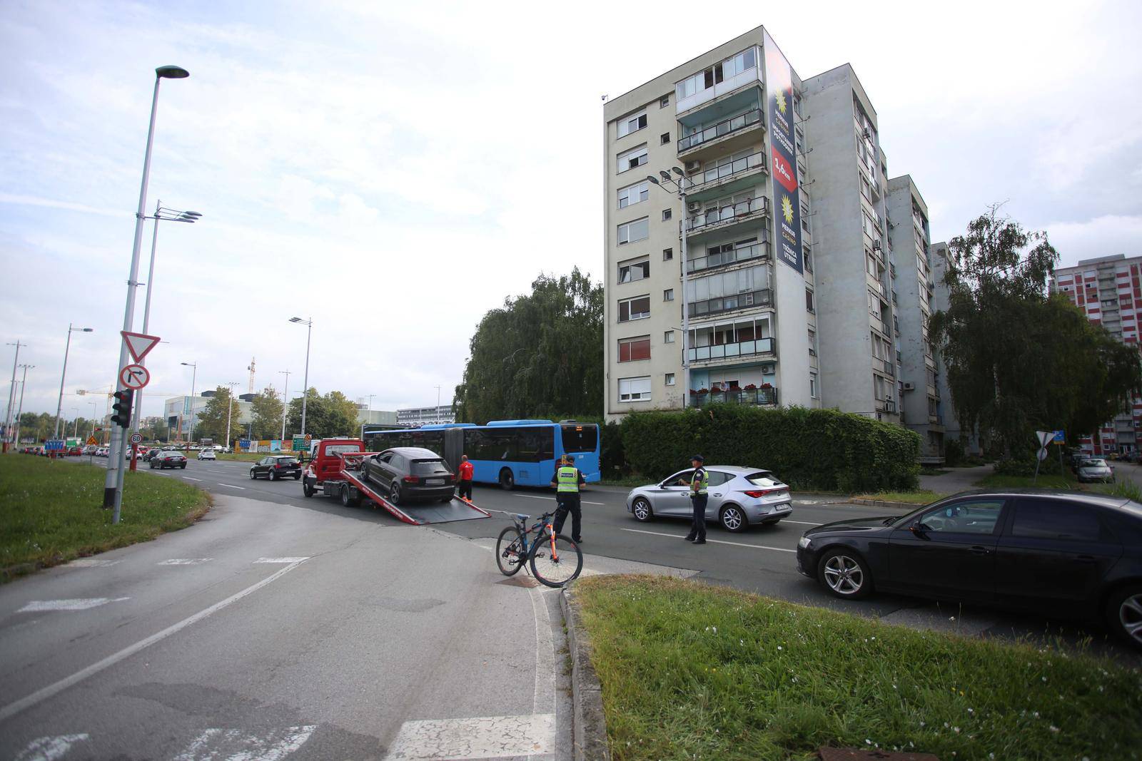 Zagreb: Autom naletio na biciklista nedaleko od Avenue Malla