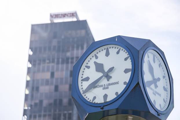 Zagreb: Postavljena dizalica na zgradu Vjesnika na kojoj traju pripreme za rušenje