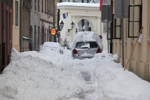Zagreb je prije 11 godina bio zatrpan snijegom, palo ga je više od pola metra