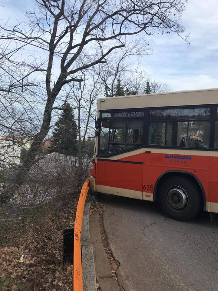 Bus umalo sletio u provaliju: Na rubu ga zaustavila ograda