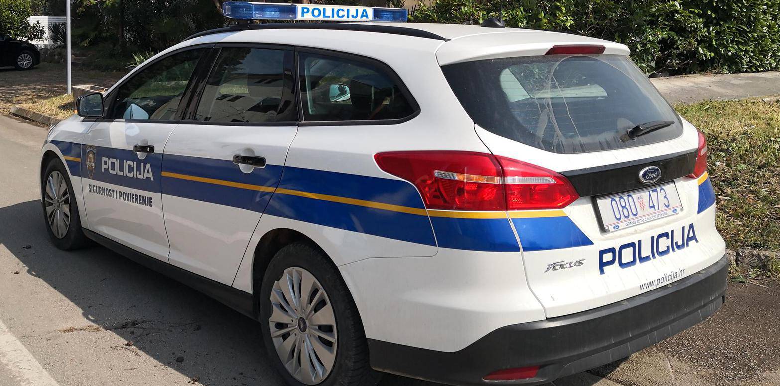 Traktorom bježao od policije pa im udario i oštetio automobil