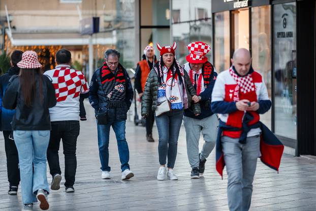 Split: Atmosefra na splitskoj rivi uoči početka utakmice UEFA Lige nacija Hrvatska - Francuska