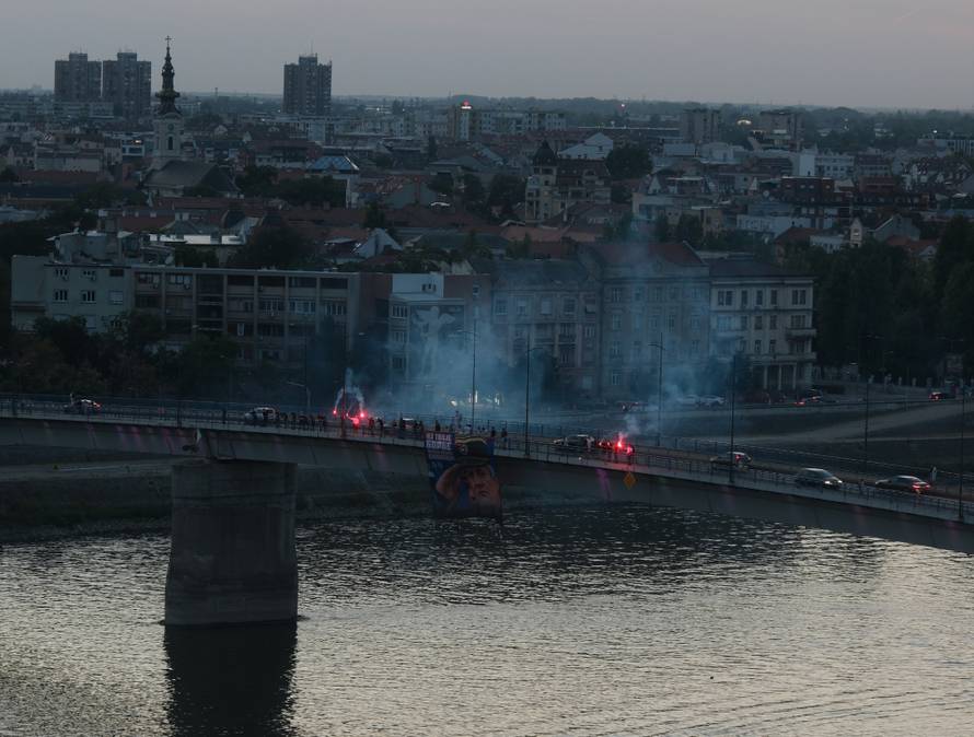 Novi Sad: Grupa građana okupila se na Varadinskom mostu kako bi odala počast  ratnom zločincu  Ratku Mladiću