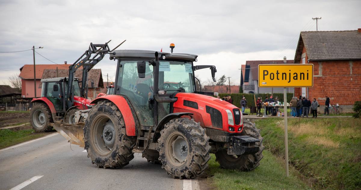 40 tractor-owning pig farmers blockade Đakovo – Našice road, more farmers on the way