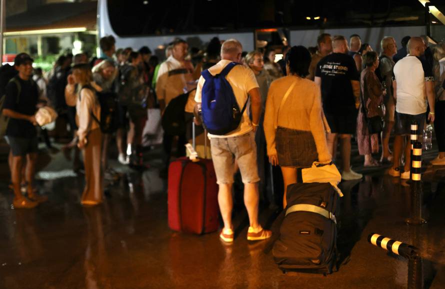 Milna: Zbog požara turisti proveli noć na rivi