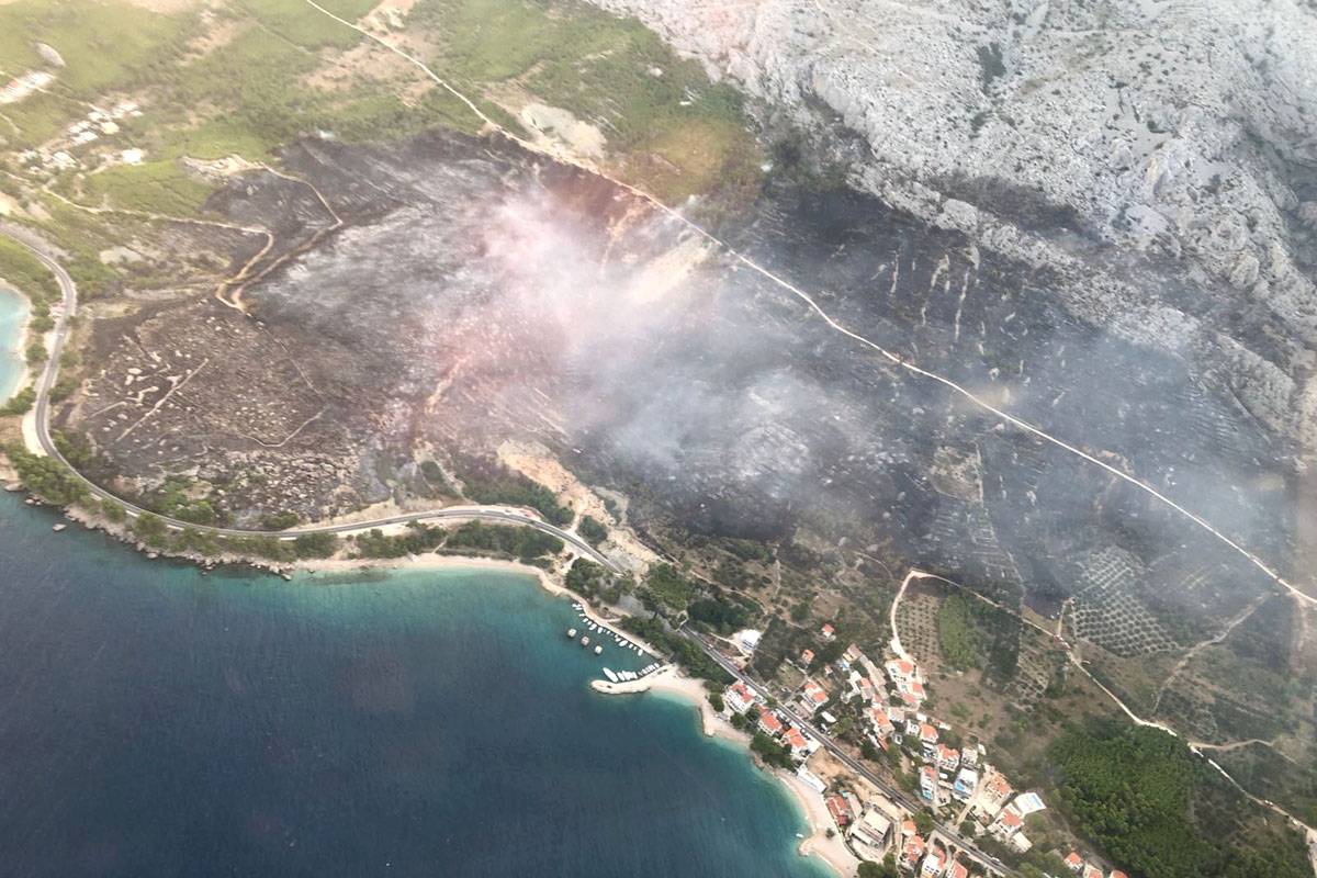 Snimke iz zraka: Zračne snage natapaju požarište kod Omiša