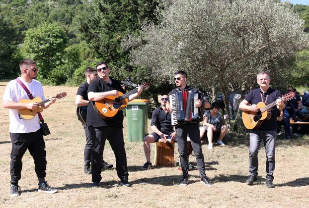 Vodice:Tradicionalni prvosvibanjski piknik u Rakitnici,spremanje divljeg zelja i pulente.