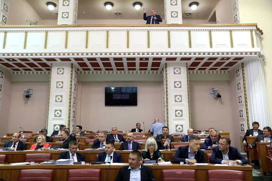 Šeks se guši od smijeha dok se zastupnici sramotno vrijeđaju