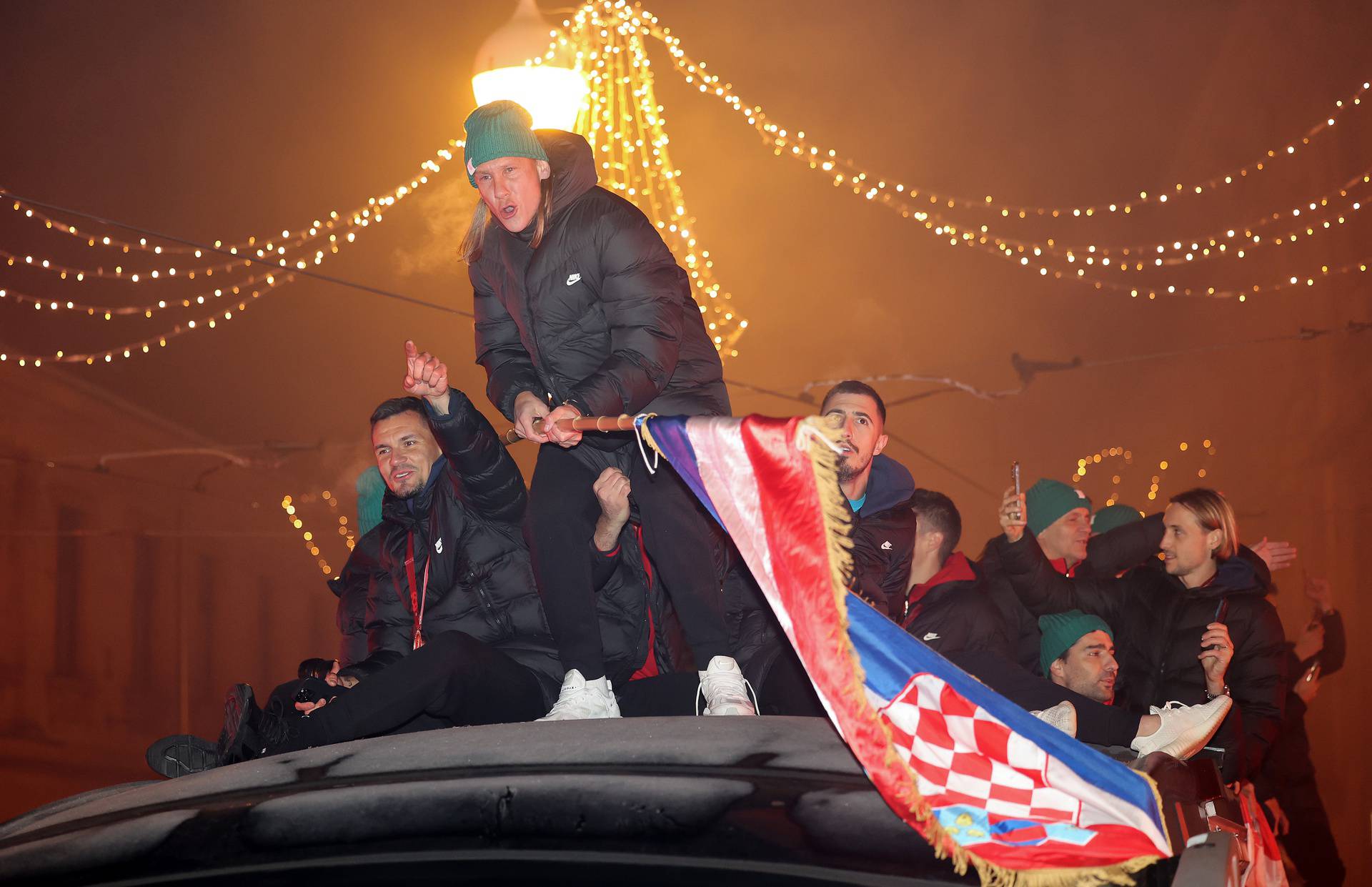 Zagreb: Domagoj Vida ponovno na krovu autobusa sa zastavom podiže atmosferu