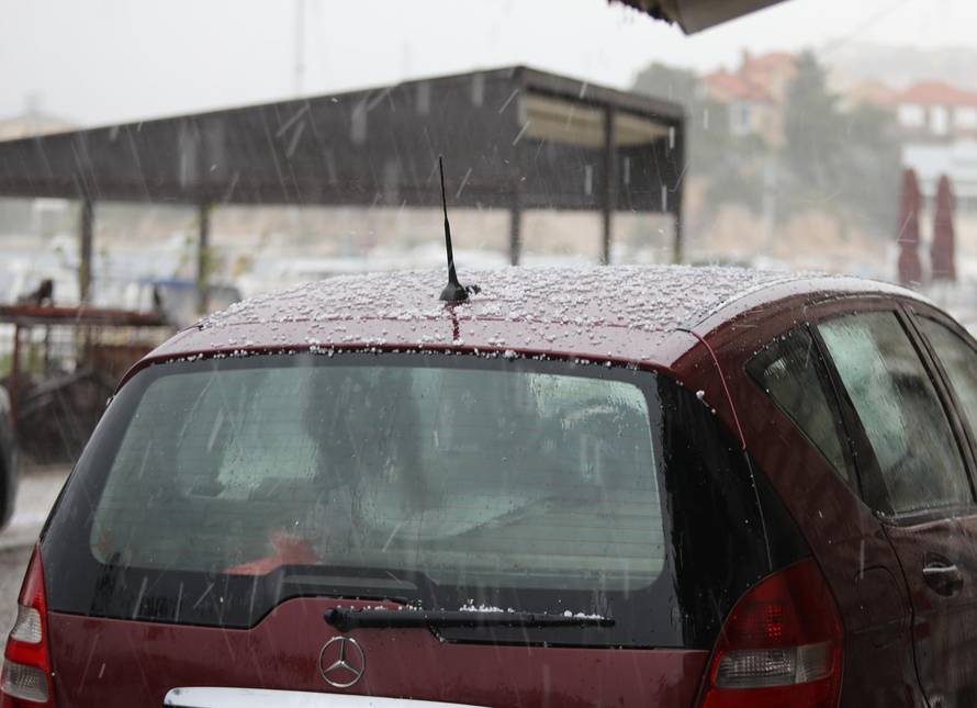 Jaka tuča iznenadila je Šibenik i okolicu