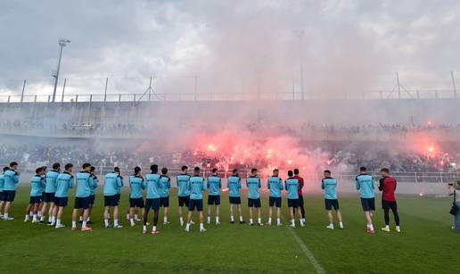 FOTO Navijačko ludilo u Rijeci! Navijači u velikom broju stigli na trening uoči dana odluke