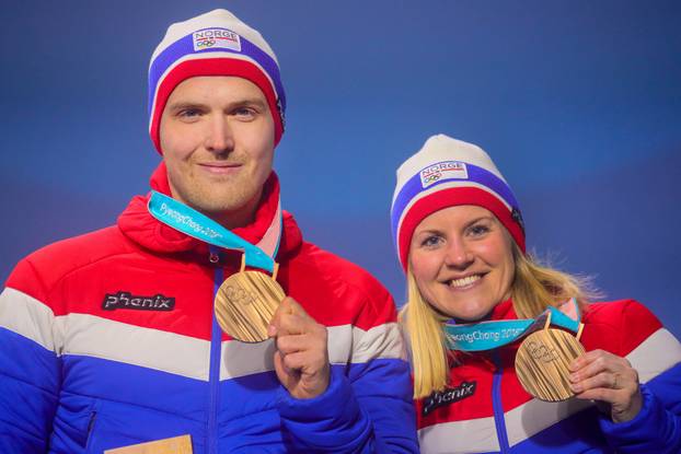 Pjong?ang: ZOI, Ceremonija dodjele medalja curlingašima