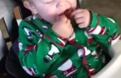 Neprocjenjiva reakcija: Beba kuša slaninu prvi put u životu