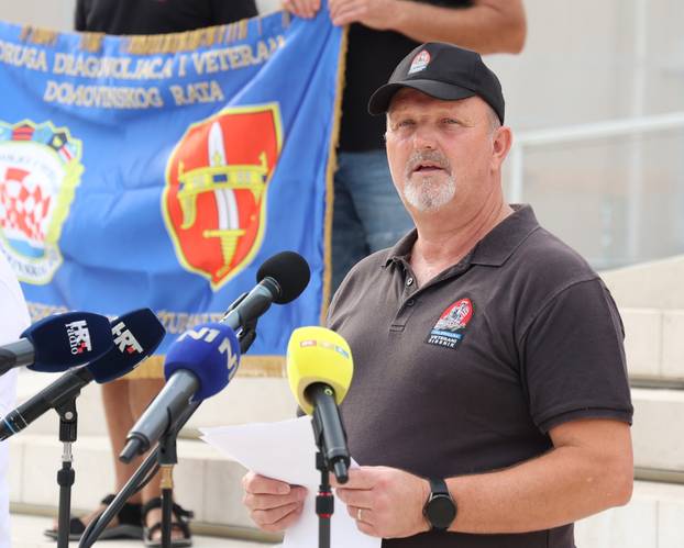 Šibenik:Odrzan je 'Prosvjedni skup protiv financiranja FALIŠ-a i svih ostalih protuhrvatskih dogaðanja'