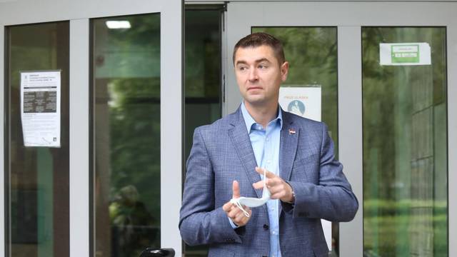 Zagreb: Po izlazu s birališta Davor Filipović dao je izjavu za medijie